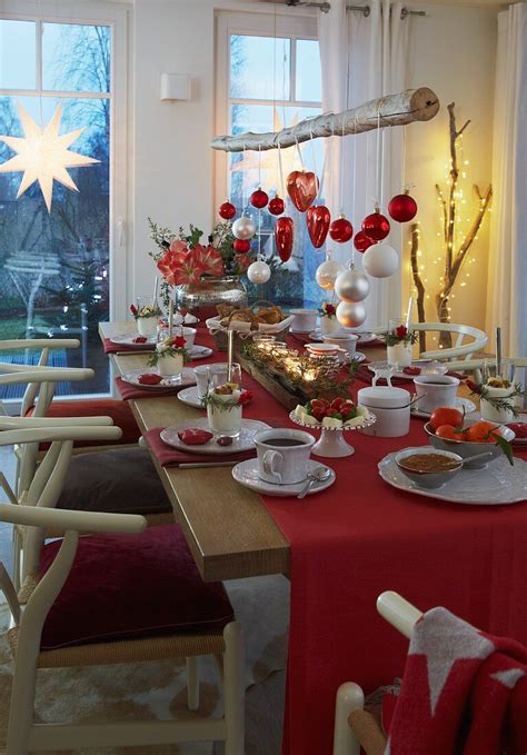 Gedeckter Weihnachtstisch mit Apfel-Lebkuchen-Muffins und Kaffeetassen