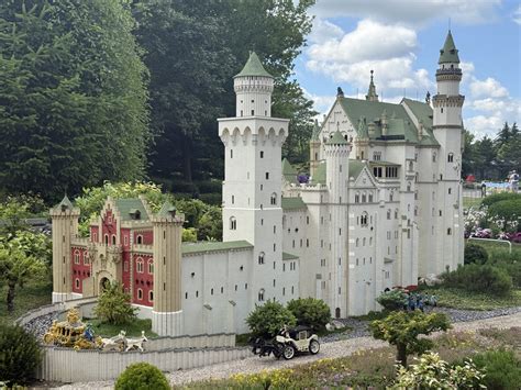 Gedruckte Marzipan-Eule und Schloss Neuschwanstein aus Marzipan