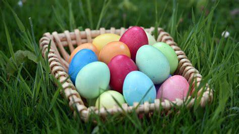 Gefärbte Ostereier auf Frühstückstisch