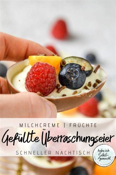 Gefüllte Überraschungseier auf Teller mit Beeren dekoriert