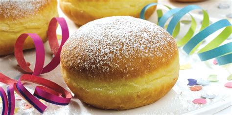 Gefüllte Berliner mit Puderzucker
