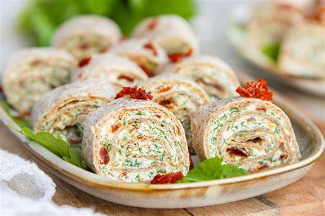 Gefüllte Blätterteig-Sandwiches und Röllchen
