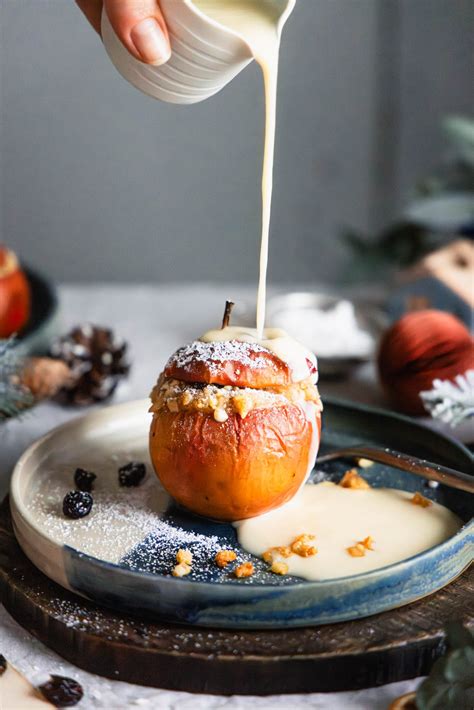Gefüllte Bratäpfel mit Marzipan und Nüssen in der Auflaufform vor dem Backen