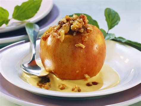 Gefüllte Bratäpfel mit Nussfüllung und Vanillesoße