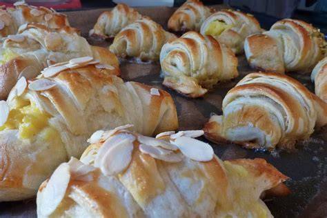 Gefüllte Cornetti mit Schokolade und Vanillecreme