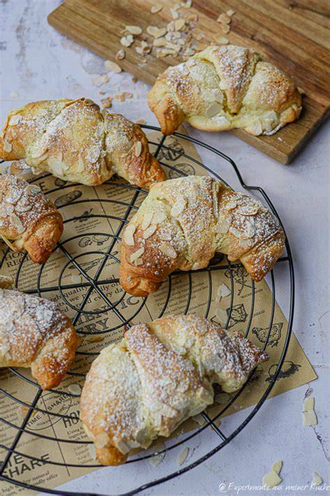 Gefüllte Croissants (Schokolade, Mandel)