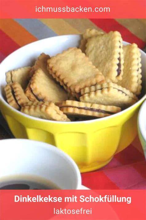 Gefüllte Dinkelkekse mit Schokolade auf Teller