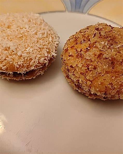 Gefüllte Eierkekse auf Teller mit Kokosraspeln