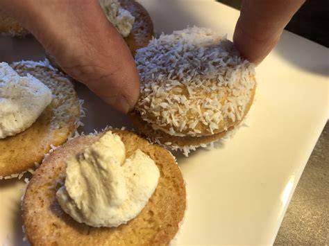 Gefüllte Eierplätzchen in Schale mit Kokosraspeln umgeben