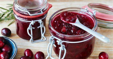 Gefüllte Einmachgläser mit Cranberry-Marmelade