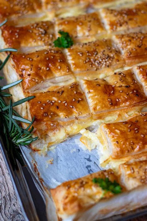 Gefüllte Feta-Croissants auf Backblech