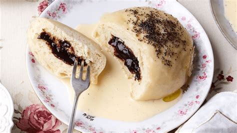 Gefüllte Germknödel formen