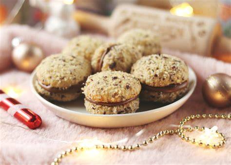 Gefüllte Haselnuss Nougat Plätzchen als Geschenk