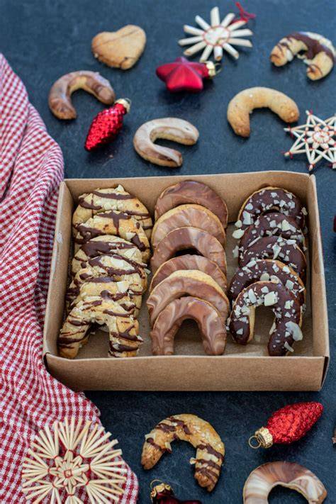 Gefüllte Keksdose mit Marzipan Kipferl und Weihnachtsdekoration