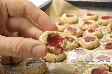 Gefüllte Kekse mit Marmelade und weißer Schokolade