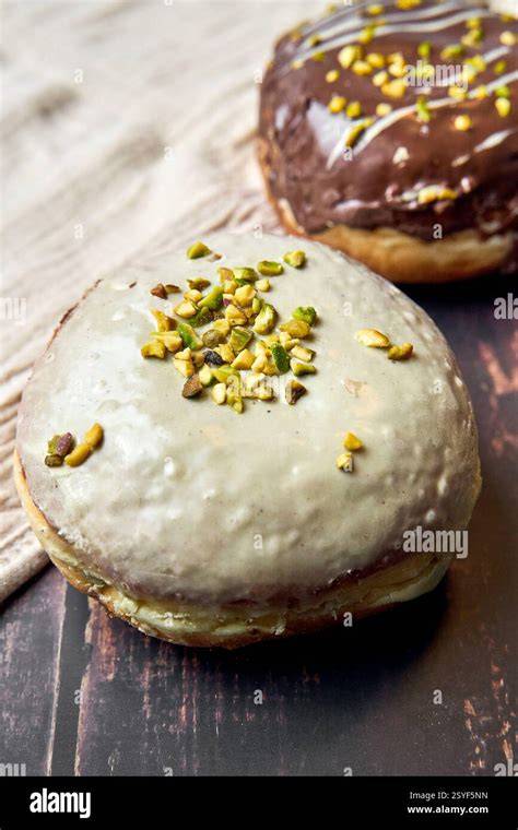 Gefüllte Krapfen mit Pistazienfüllung und Engelshaar-Deko