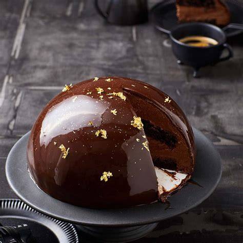 Gefüllte Kuppeltorte in Schüssel, vor dem Kühlen