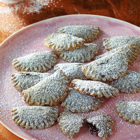 Gefüllte Löffelbiskuit-Törtchen mit Krokant und Pflaumenmus