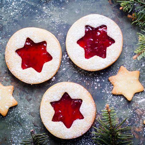 Gefüllte Linzer Plätzchen mit glänzender Marmeladenfüllung