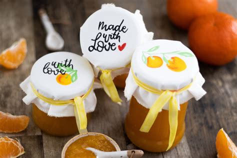 Gefüllte Marmeladengläser auf feuchtem Tuch