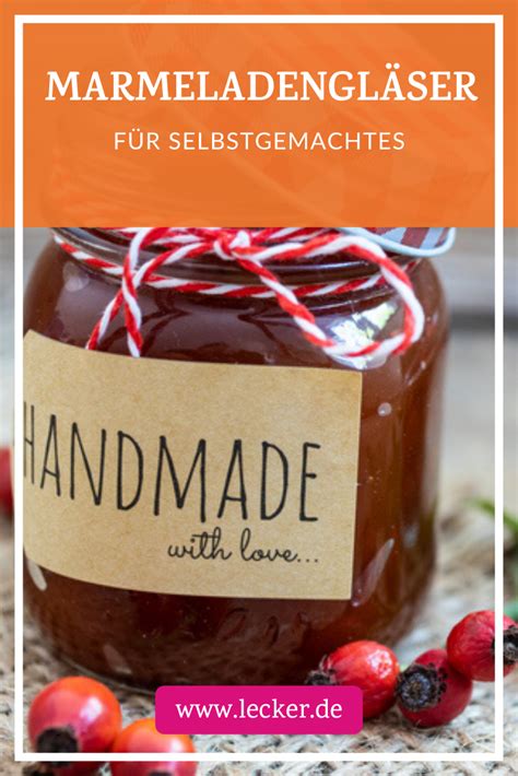 Gefüllte Marmeladengläser nebeneinander in der Küche