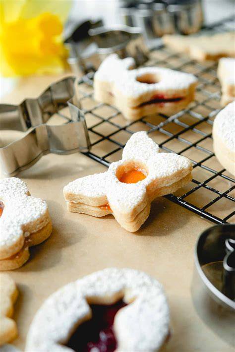 Gefüllte Marmeladenkekse, festlich dekoriert mit winterlichem Zubehör