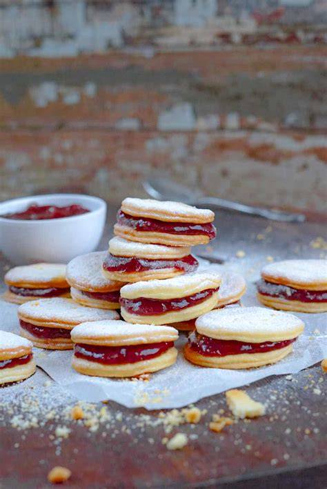 Gefüllte Marzipan-Taler mit Marmelade