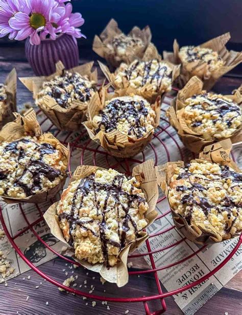Gefüllte Mini-Torte mit Streuseln und Dekor