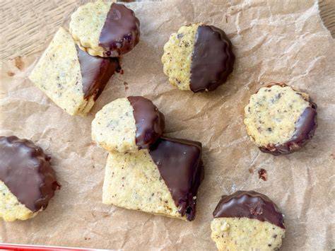 Gefüllte Nougat-Plätzchen halbiert mit Schokolade