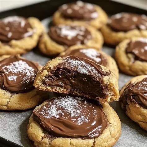 Gefüllte Nutella Cornflakes Kekse auf Backblech