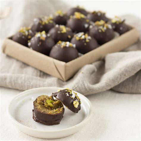 Gefüllte Pistazienpralinen in Pralinenform