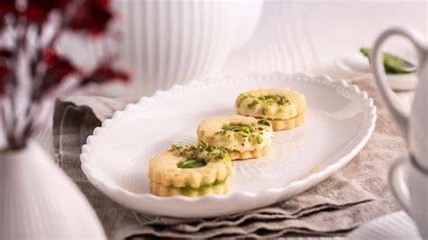 Gefüllte Plätzchen nach dem Backen mit Staubzucker bestäubt