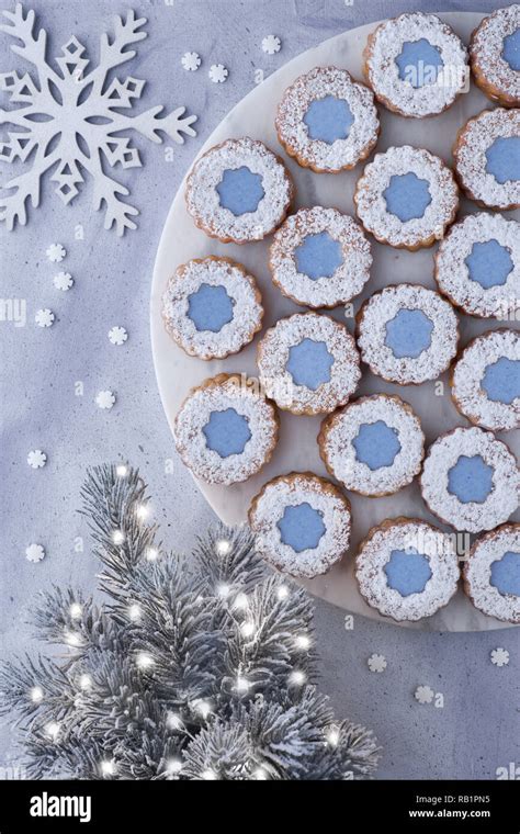 Gefüllte Pool-Plätzchen mit Schokoladen- und blauer Zuckerglasur