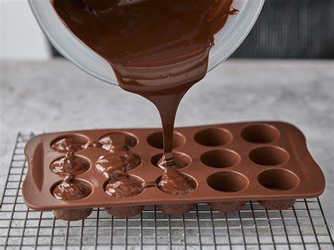 Gefüllte Pralinen auf Alufolie