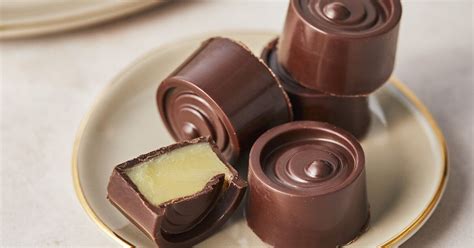Gefüllte Pralinen in Papierkapseln