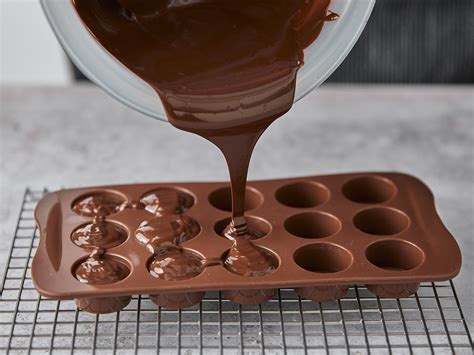 Gefüllte Pralinen in einer Form