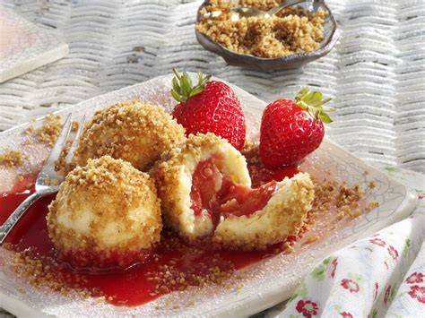 Gefüllte Pralinenform mit Erdbeerfüllung