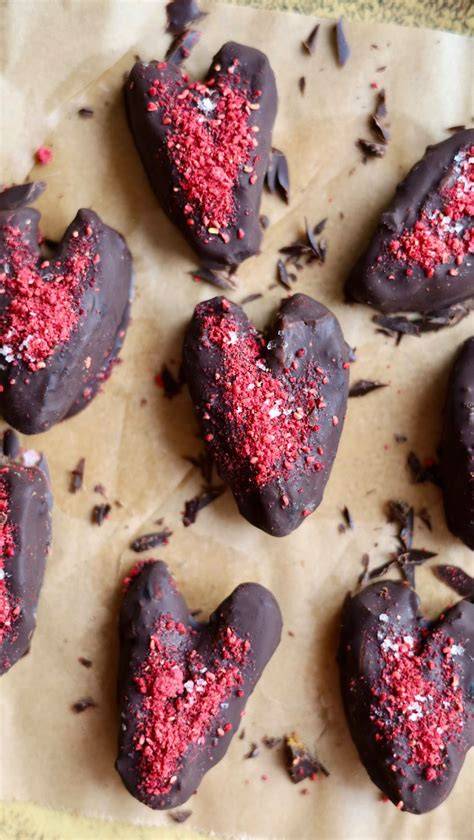Gefüllte Pralinenhohlkörper in Herzform mit Spritzbeutel