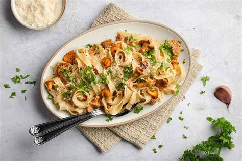 Gefüllte Ravioli mit Pfifferlingen, frischen Trüffeln und Petersilie garniert