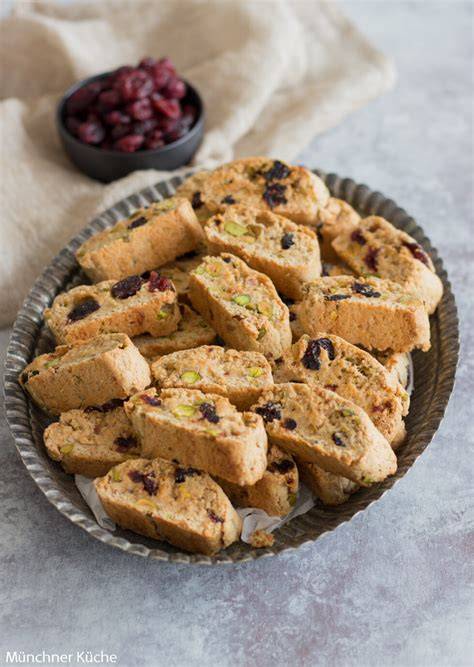 Gefüllte Schale mit Pistazien, Cranberries und weißen Schokoladentrüffeln