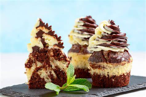 Gefüllte Schoko Cupcakes - Querschnitt mit Schokokern und Frosting