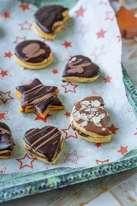 Gefüllte Schoko-Marzipan-Taler mit Schokoglasur