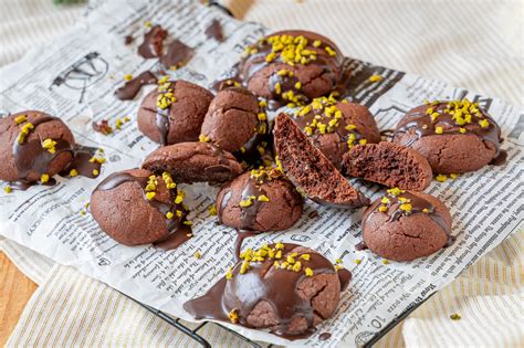 Gefüllte Schoko-Plätzchen auf einem Backblech