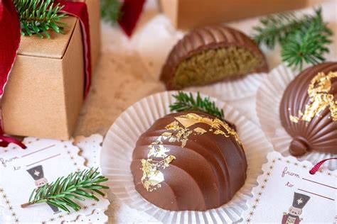 Gefüllte Schokoladen-Weihnachtskugeln