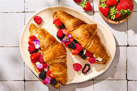 Gefüllte Schokoladenherzen mit frischen Beeren