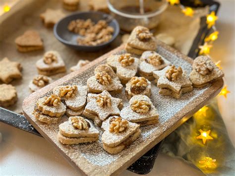 Gefüllte Spekulatiuskekse mit Marmelade, auf Backpapier angerichtet