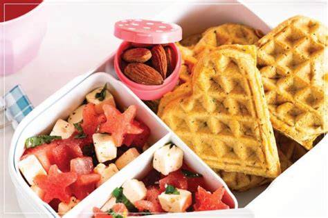 Gefüllte Tupperbox mit Waffeln zum Mitnehmen