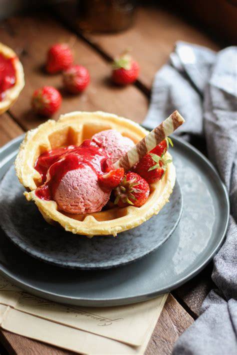 Gefüllte Waffelbecher mit Eis und Toppings