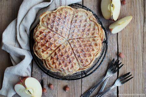 Gefüllte Waffeln mit Apfel und Blätterteig