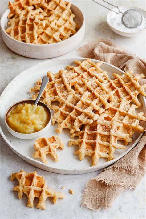 Gefüllte Wiener Waffeln mit Aprikosenkonfitüre, gitterartig verziert